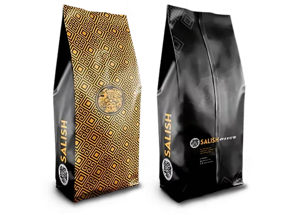 Embalagens de café com a marca Salish, uma dourada e uma preta