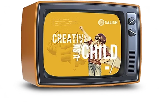 Televisão antiga exibindo a campanha Creative as a child da Salish